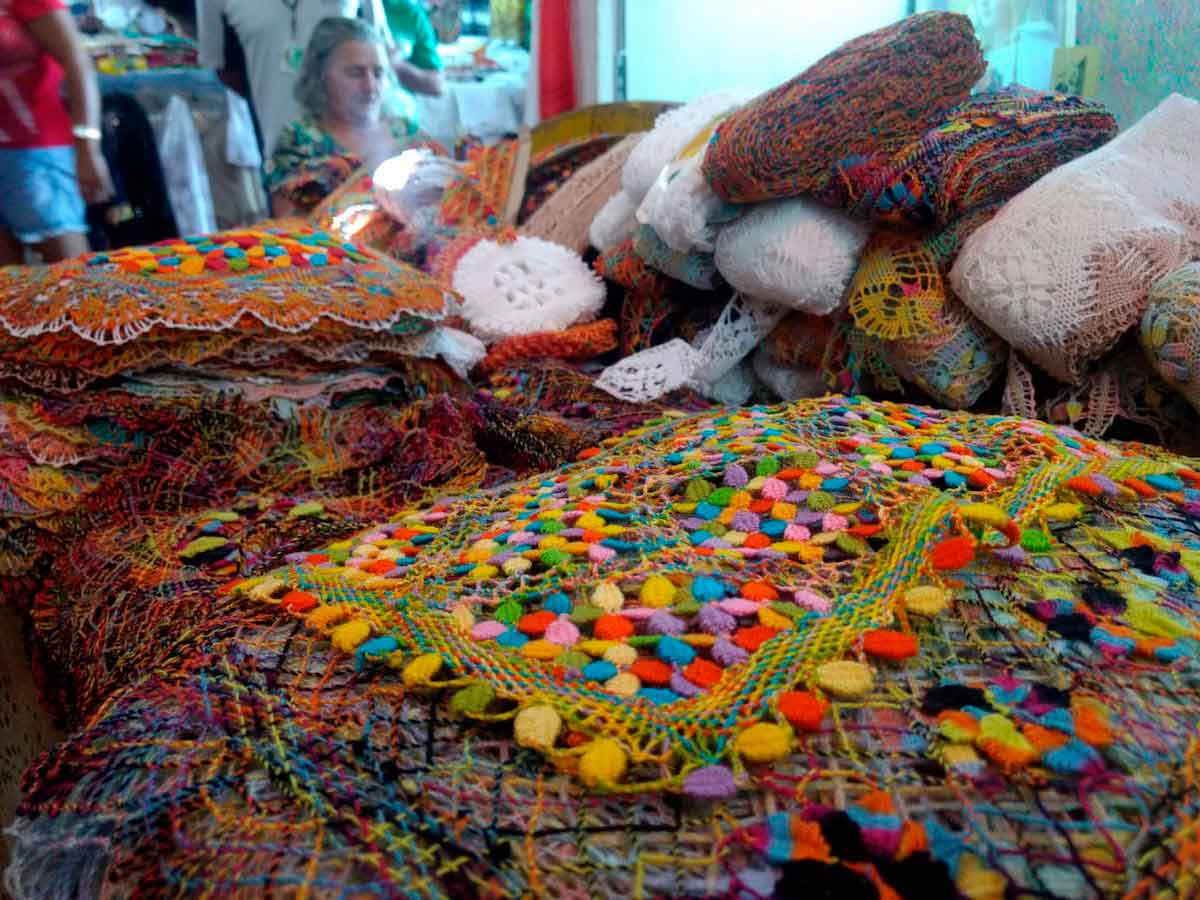 Colorful renda de bilro and lace pieces for sale in Aquiraz, Ceará