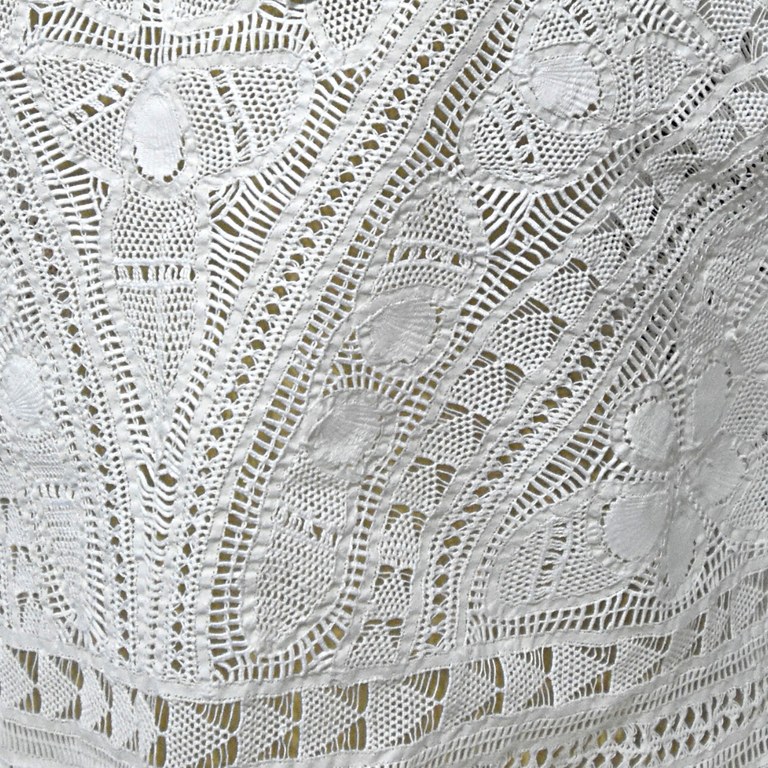 Renda renascença lace laid out to dry